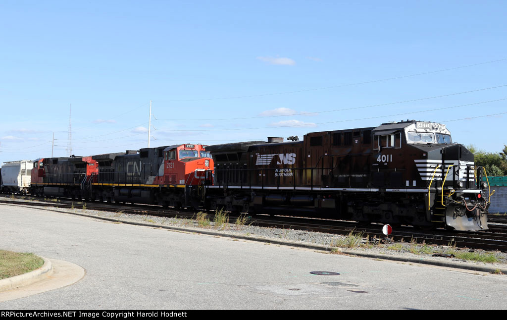 NS 4011 leads train 351 